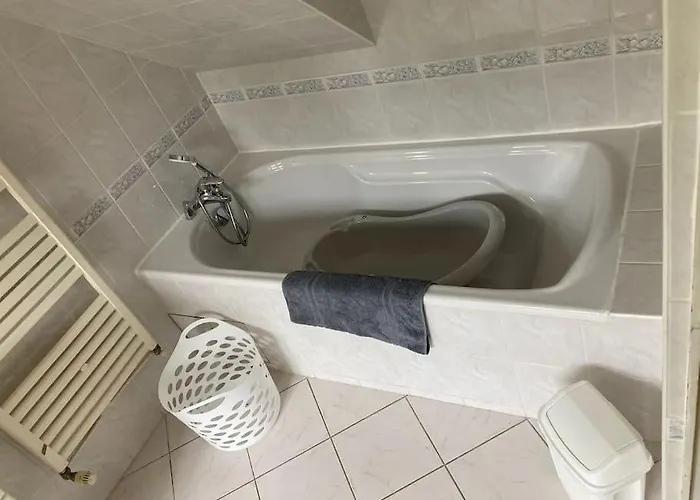 Дом отдыха Le Logis Des Diligences - Vue Sur Le Chateau Монтзоро