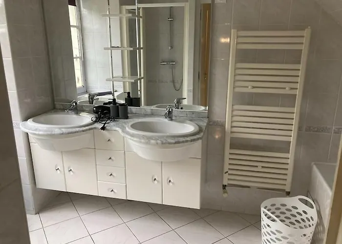 Le Logis Des Diligences - Vue Sur Le Chateau * Монтзоро