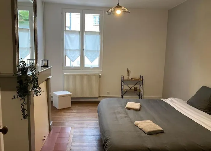 Дом отдыха Le Logis Des Diligences - Vue Sur Le Chateau Монтзоро